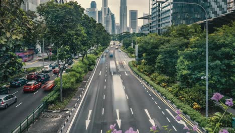 Berufsverkehr-Mit-Skyline-Von-Singapur-Im-Hintergrund