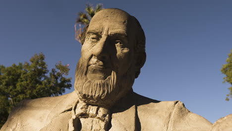 John-Greenleaf-Whittier-Statue-Im-Central-Park,-Whittier,-Kalifornien,-Vereinigte-Staaten-Niedriger-Winkel-Nahaufnahme-Dolly-Aus-Schuss