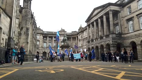 Timelapse-of-protesters,-tourists-and-the-media-at-the-legal-hearing-of-the-prorogation-of-Parliament-at-the-Court-of-Session-in-Edinburgh