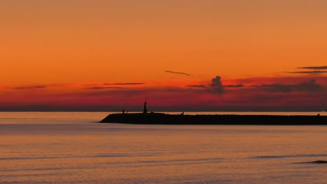 Bewölkter-Morgenhimmel-über-Ruhigem-Meer-Und-Hafenmauer,-Mittelmeerküste-Spaniens