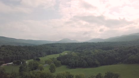 Drone-Volando-Hacia-Adelante-Sobre-árboles-Y-Bosques-En-Las-Montañas-Humeantes-En-El-Este-De-Tennessee-Durante-Un-Día-Nublado-Con-Algo-De-Sol