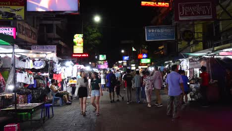 Turistas-Caminando-Por-La-Calle-Khao-Sarn