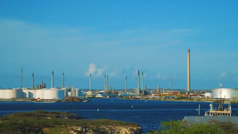 The-peaceful-oil-refinery-in-Isla,-Curacao---Wide-pan-shot