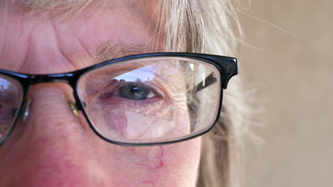 Nahaufnahme-Des-Auges-Einer-Alternden-Alten-Frau,-Die-Nach-Einer-Untersuchung-Beim-Optiker-Eine-Verschreibungspflichtige-Brille-Aufsetzt
