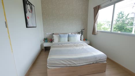 Saubere-Weiße-Schlafzimmerdekoration-Mit-Natürlichem-Licht