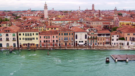 Aerial-shot-of-Dorsoduro,-Venice,-Italy-shoreline,-with-Palazzo-Molin-a-San-Basegio