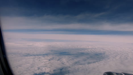 Mirando-Las-Nubes-Y-La-Ciudad-De-Da-Nang-En-El-Avión-En-Asia