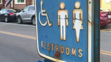 Eine-Nahaufnahmeansicht-Eines-öffentlichen-Toilettenschildes-An-Einer-Straßenecke-In-Chatham-Cape-Cod-Massachusetts-Usa