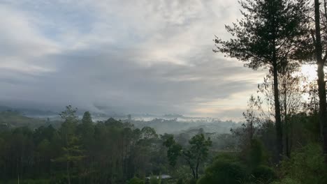 Weiter-Blick-Auf-Die-Berge-Von-Papua-Bei-Sonnenaufgang