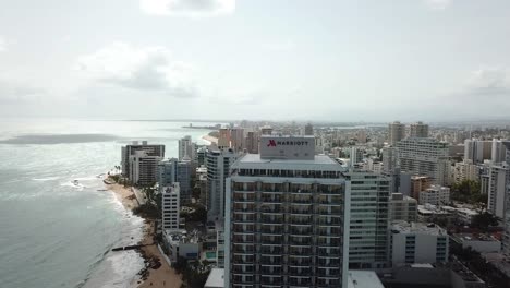 San-Juan,-Puerto-Rico,-Vista-Aérea-Del-Hotel-Marriott-Y-Frente-Al-Mar-En-La-Playa-De-Condado