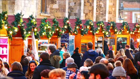 Busy-shoppers,-Winchester-christmas-market,-shopping,-stalls-and-music