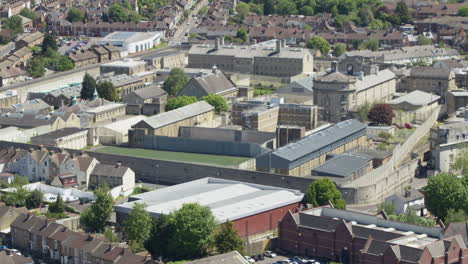 Ausgeschnittene-Luftaufnahme-Von-Hmp-Maidstone,-Einer-Der-ältesten-Strafanstalten-Im-Vereinigten-Königreich,-Die-Seit-über-200-Jahren-In-Betrieb-Ist