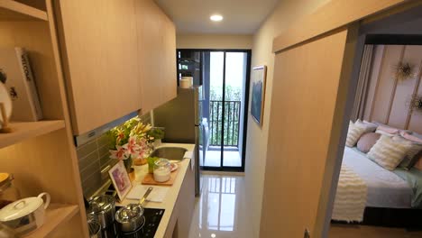 Kompakter-Und-Stilvoller-Küchenbereich-In-Einer-Wohnungsdekoration