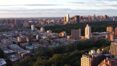 Luftaufnahmen-Schwenken-Von-Der-Upper-West-Side-Hinüber-Zu-Den-Harlem-Vierteln-Von-New-York