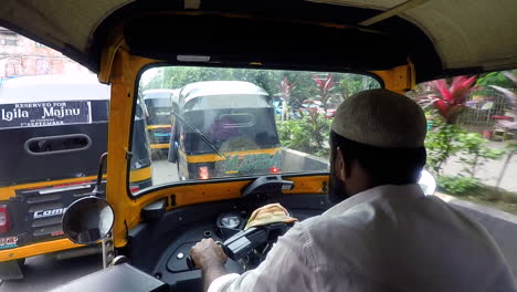 Rikscha-Schlängelt-Sich-In-Mumbai-Durch-Den-Verkehr