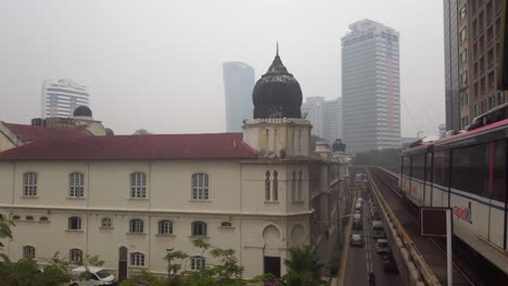 Masjid-Jamek-Mosque-in-Kuala-Lumpur-shrouded-in-thick-haze-caused-by-Indonesian-forest-fires