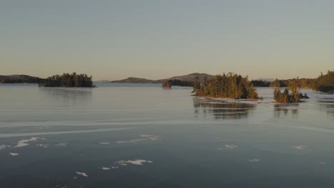 Blick-Auf-Den-Zugefrorenen-Moosehead-Lake-Bei-Sonnenuntergang