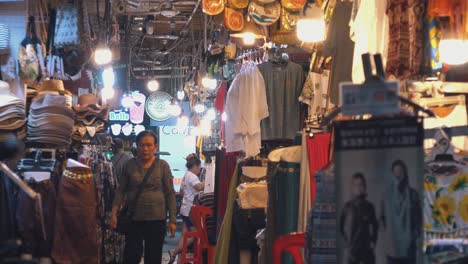 Turistas-Y-Lugareños-Comprando-En-El-Mercado-Nocturno