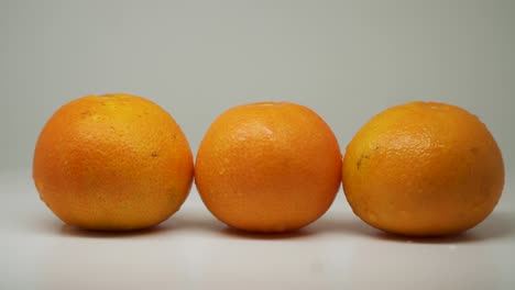 Tres-Hermosos-Naranjas-Húmedos-En-Un-Tocadiscos-Se-Ven-Bien-Y-Deliciosos---Primer-Plano