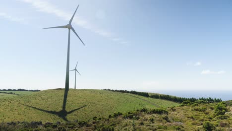 Dos-Turbinas-De-Viento-En-Un-Campo-Verde-En-Azores