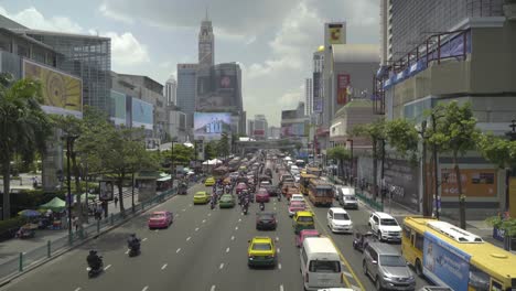 Plano-General-De-La-Concurrida-Carretera-Congestionada-En-El-Centro-De-La-Ciudad-De-Bangkok,-Movimiento-Rápido