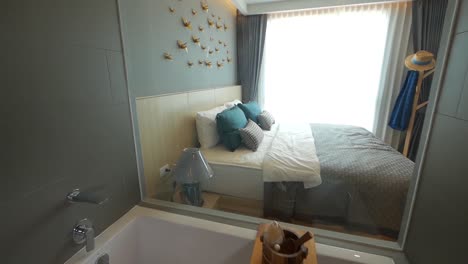 Stilvolle-Schlafzimmerdekoration-Mit-Durchsichtigem-Badezimmer
