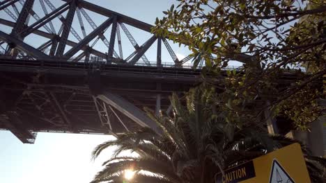 Schönes-Schwenken-Nahaufnahme-Der-Sydney-Harbour-Bridge-Unterhalb-Der-Brücke
