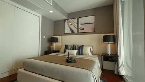 Schlafzimmer-Mit-Stilvoller-Bettwäsche,-Couch-Und-Beleuchtungsmöbeln