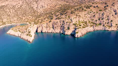 Azul-Tropical,-Playa-De-Agua-Azul-Turquesa-Y-Montañas-En-El-Mar-Mediterráneo,-Europa