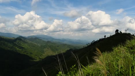 Wolken,-Die-Sich-Bewegen-Und-Schatten-Auf-Die-Berge-Werfen,-Ist-Ein-Zeitraffer,-Der-Von-Einem-Der-Höheren-Bergkämme-Des-Mae-wong-nationalparks-Im-Unteren-Norden-Thailands-Aufgenommen-Wurde