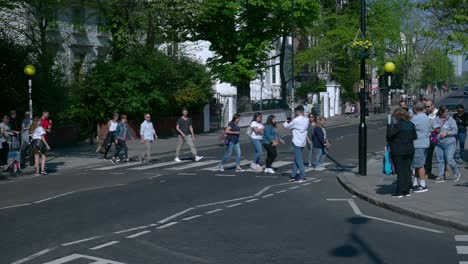 Touristen-Und-Fans,-Die-Die-Abbey-Road-überqueren,-Die-Durch-Das-Cover-Der-Gleichnamigen-Beatles-Platte-Berühmt-Wurde