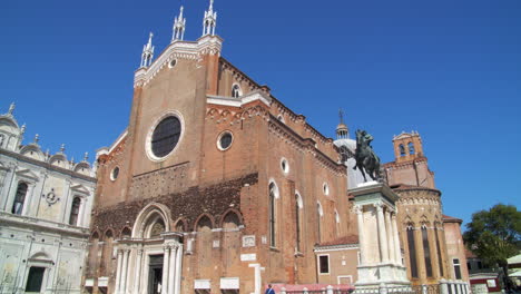 Wide-Shot-of-Basilica-dei-Santi-Giovanni-e-Paolo-in-Venice,-Italy-on-a-sunny-day