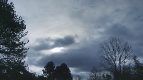 Kurzer-Zeitraffer-Des-Himmels-Im-Britischen-Park-Mit-Wolken,-Flugzeugen-Und-Kondensstreifen-4