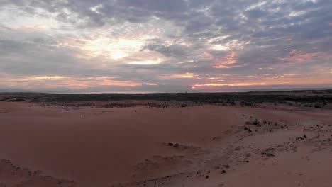 Filmische-Luftdrohnenaufnahme-Des-Goldenen-Sonnenaufgangs-über-Den-Abgelegenen-Sanddünen-Vietnams-Mit-Unberührtem-Sand-Und-Bewölktem-Himmel