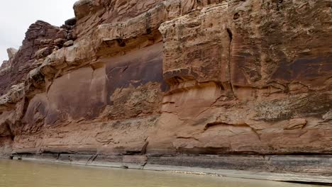 Pan-of-sandstone-canyon-wall-on-river-in-Utah