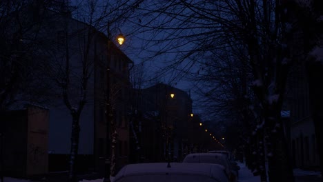 Im-Winter-Morgens-In-Einer-Kleinen-Straße-Die-Lichter-Der-Stadt-Ausschalten