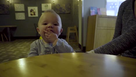 10-Monate-Alter-Junge,-Der-Sich-Im-Café-Restaurant-7-Ernährt