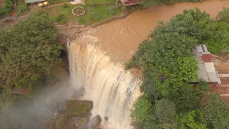 Hohe-Luftaufnahme-Eines-Riesigen-Krachenden-Wasserfalls-In-Der-Landschaft-Vietnams,-Umgeben-Von-Grünem-Dschungel