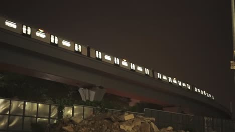 Tren-Que-Pasa-Por-La-Noche-En-El-área-Urbana-De-La-Ciudad