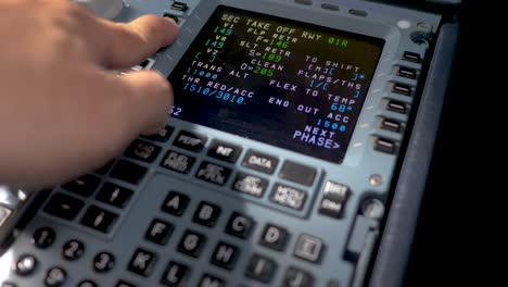 Hand-Des-Piloten-Eingabe-Einiger-Flugparameter-Airbus-A319-A320-A321,-Vorbereitung-Des-Fluges-Am-Boden