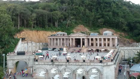 Drone-footage-of-the-Temple-of-Leah-in-Cebu,-Philippines-3