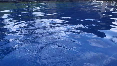 Ruhig-Und-Entspannend-Nahaufnahme-Von-Wasser-In-Einem-Pool