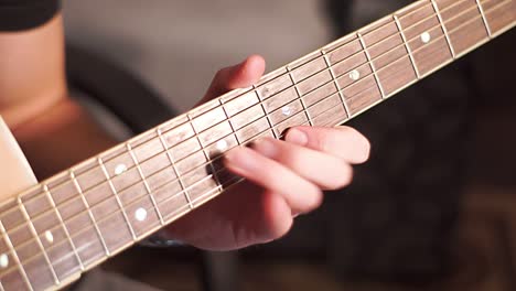 Gitarrist-Spielt-Solo-Auf-Der-Akustikgitarre