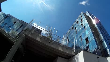 Sonnenreflexionen-Auf-Einem-Modernen-Glasgebäude