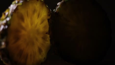 Frische-Comosus-Ananas-Ananas-Scheiben-In-Einem-Dunklen