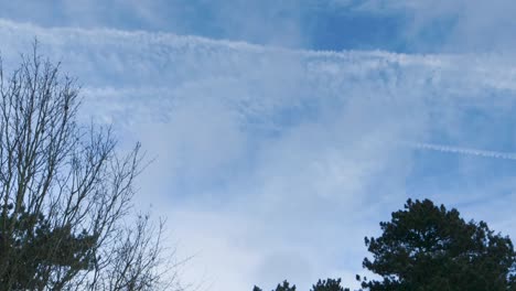 Kurzer-Zeitraffer-Des-Himmels-Im-Britischen-Park-Mit-Wolken,-Flugzeugen-Und-Kondensstreifen-2