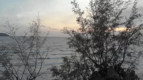 Filmische-Luftaufnahme-Von-Großen-Wellen,-Die-Bei-Sonnenuntergang-Auf-Die-Küstenlinie-Der-Insel-In-Kambodscha-Stürzen,-Mit-Tiefem-Glühen-Von-Der-Sonne-über-Dem-Ozeanwasser-2