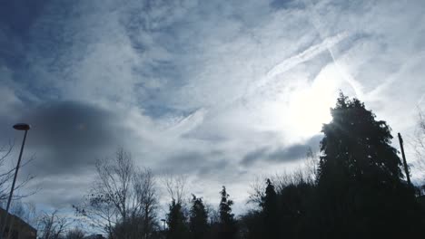 Kurzer-Zeitraffer-Des-Himmels-Im-Britischen-Park-Mit-Wolken,-Flugzeugen-Und-Kondensstreifen