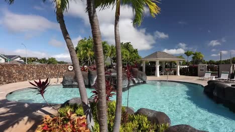 Palmen-In-Der-Nähe-Eines-Ruhigen-Swimmingpools-In-Hawaii
