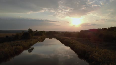 Luftaufnahme-Des-Flusses-Im-Grünen-Tal-Bei-Sonnenuntergang-2